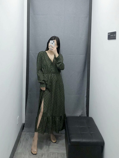 Modern ruha mély nyakkivágással és zöld oldalsó hasítékkal