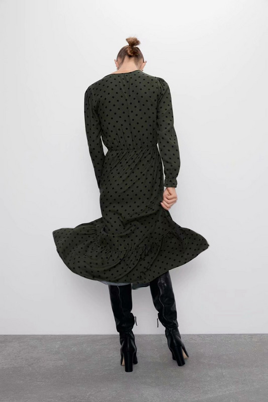 Modern ruha mély nyakkivágással és zöld oldalsó hasítékkal