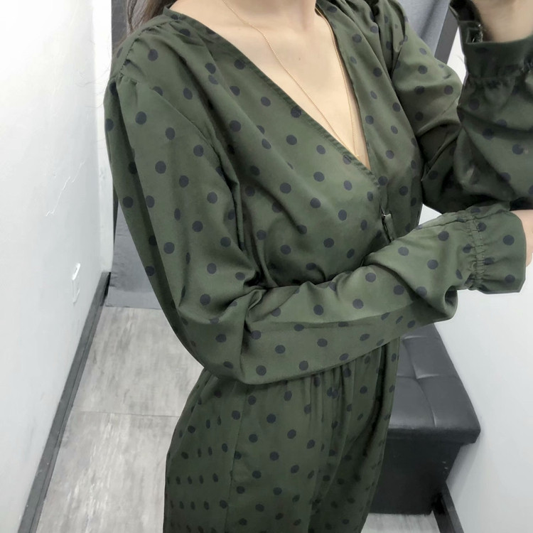 Modern ruha mély nyakkivágással és zöld oldalsó hasítékkal