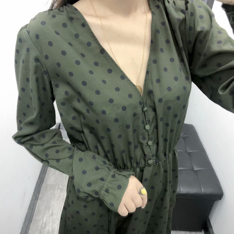 Modern ruha mély nyakkivágással és zöld oldalsó hasítékkal