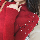 Modern női pulóver gyöngyökkel és magas gallérral