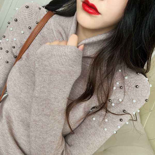 Modern női pulóver gyöngyökkel és magas gallérral
