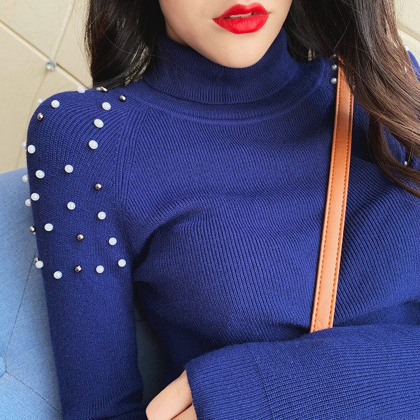 Modern női pulóver gyöngyökkel és magas gallérral