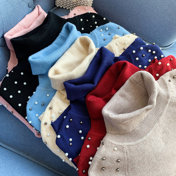 Modern női pulóver gyöngyökkel és magas gallérral