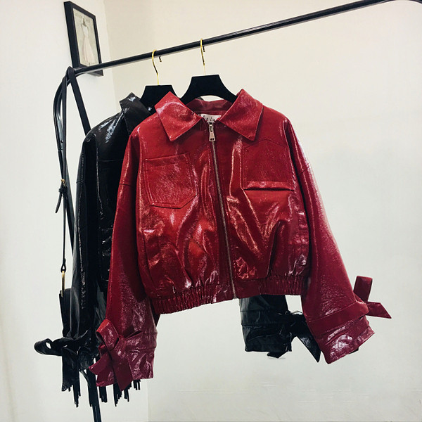 Geaca de dama moderna cu guler clasic si buzunare in rosu si negru