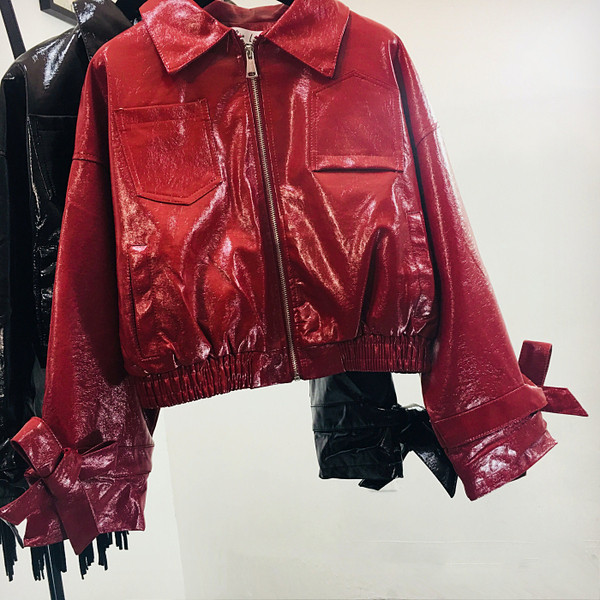 Geaca de dama moderna cu guler clasic si buzunare in rosu si negru