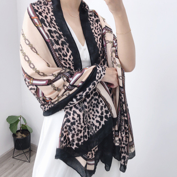 Esarfa de dama de toamna cu model colorat in maro si bej