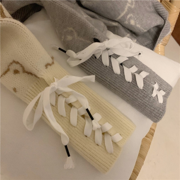 Modern női pulóver két színben nyakkendővel