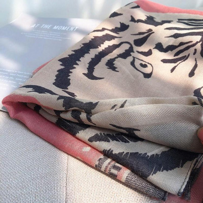 Különböző színekben állatmintás női téli sál