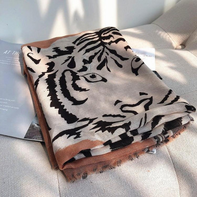 Különböző színekben állatmintás női téli sál