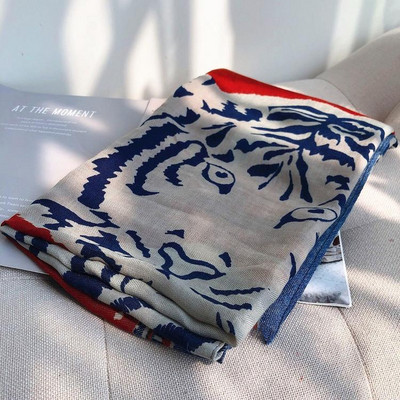 Különböző színekben állatmintás női téli sál