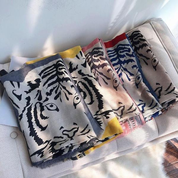 Különböző színekben állatmintás női téli sál