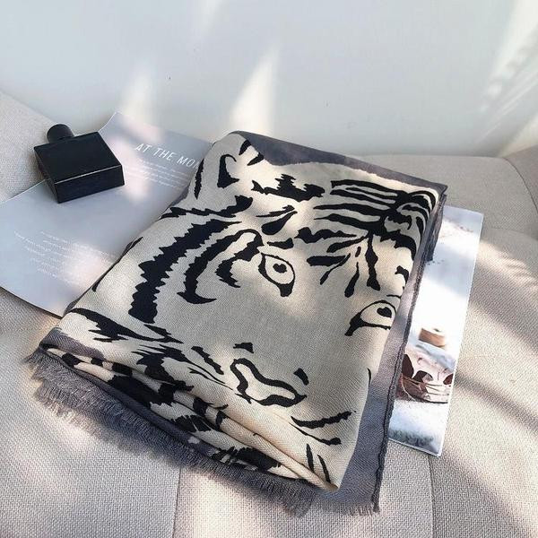 Különböző színekben állatmintás női téli sál