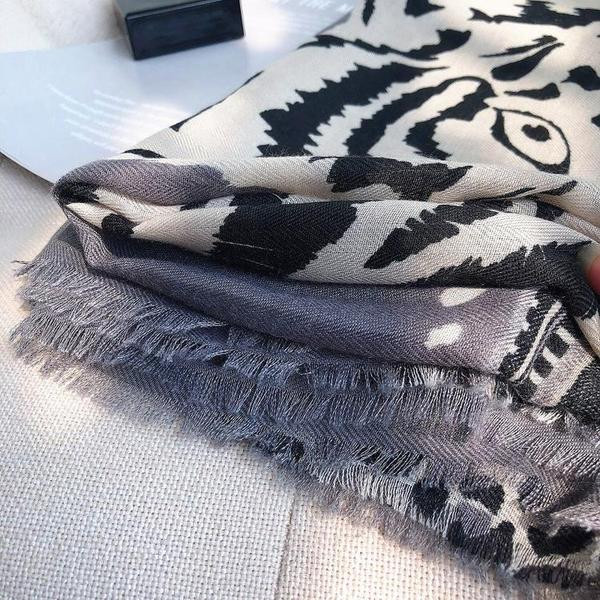 Különböző színekben állatmintás női téli sál