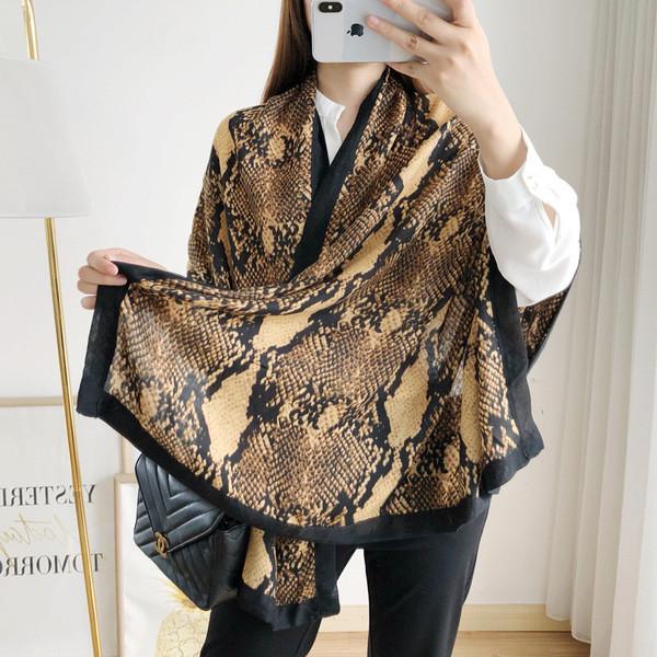 Karcsú, állatmintás női sál két színben