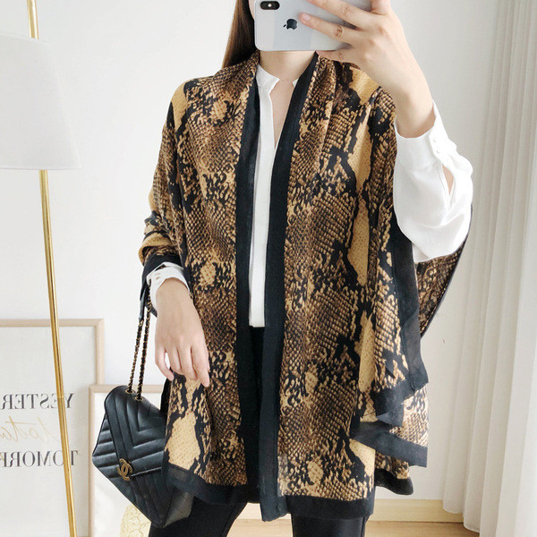 Karcsú, állatmintás női sál két színben