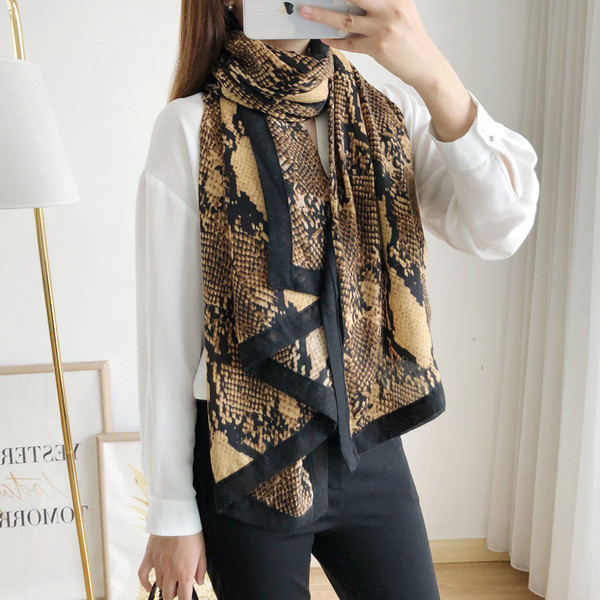 Karcsú, állatmintás női sál két színben
