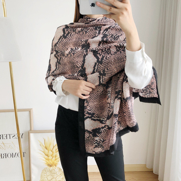 Karcsú, állatmintás női sál két színben