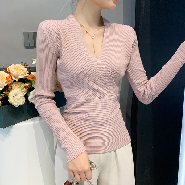 Női blúz spitz nyakkivágással, több színben