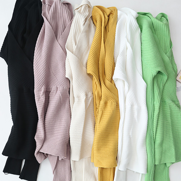 Női blúz spitz nyakkivágással, több színben