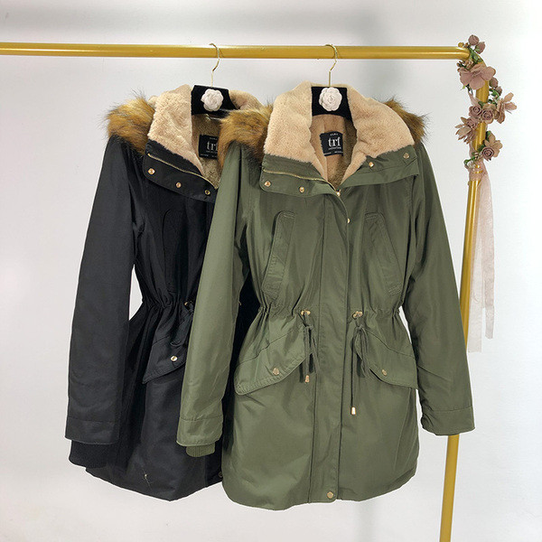 Μακρύ γυναικείο μπουφάν με ζεστή επένδυση σε πράσινο και μαύρο χρώμα