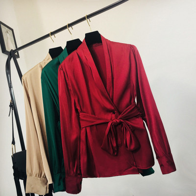 Modern női ing mély spitz nyakkivágással, több színben