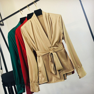 Modern női ing mély spitz nyakkivágással, több színben