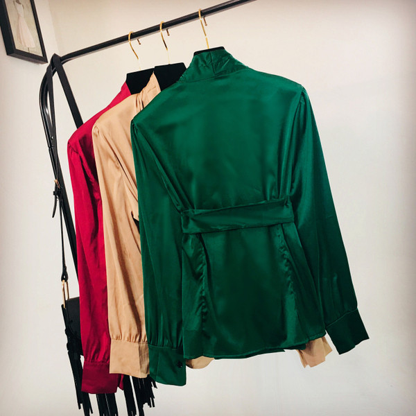 Modern női ing mély spitz nyakkivágással, több színben