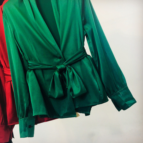 Modern női ing mély spitz nyakkivágással, több színben