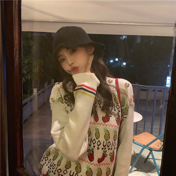 Alkalmi női pulóver ovális nyakkivágással, fehér színben