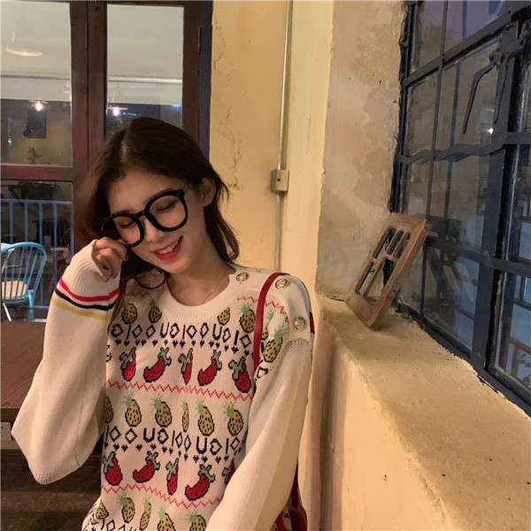 Alkalmi női pulóver ovális nyakkivágással, fehér színben