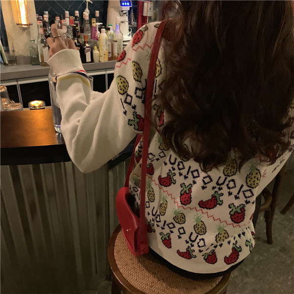 Alkalmi női pulóver ovális nyakkivágással, fehér színben