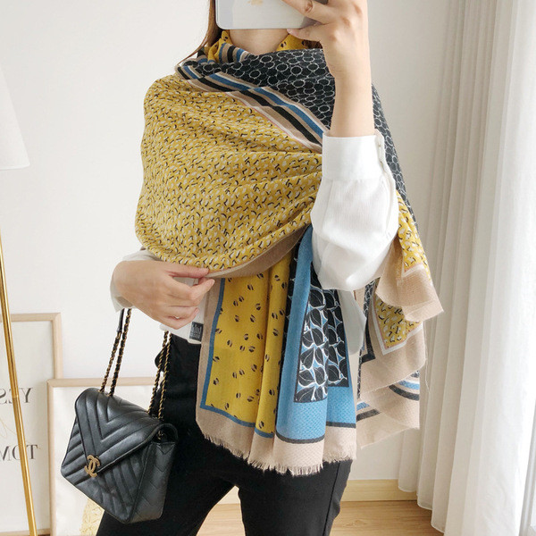 Esarfa moderna de dama cu forma dreptunghiulara in trei culori