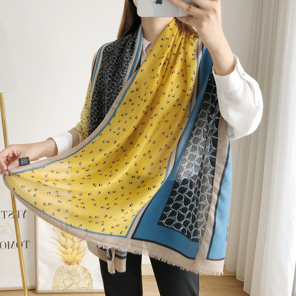 Esarfa moderna de dama cu forma dreptunghiulara in trei culori