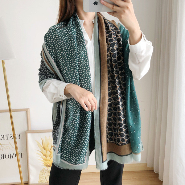 Esarfa moderna de dama cu forma dreptunghiulara in trei culori