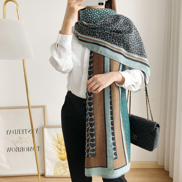 Esarfa moderna de dama cu forma dreptunghiulara in trei culori