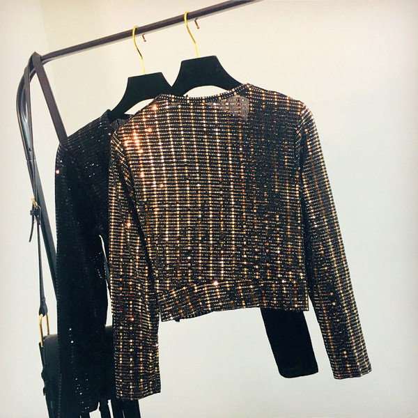 Stílusos női blúz fényes hatású, spitz nyakkivágással több színben