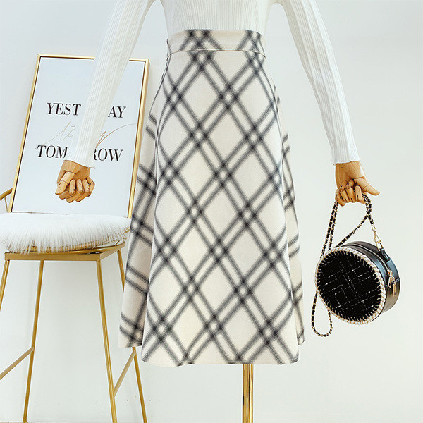 Modern női szoknya magas derékkal, fehér és sárga színben