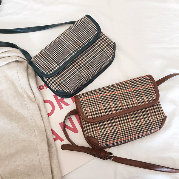 Καρό γυναικεία τσάντες με μακριές λαβές σε καφέ και πράσινο χρώμα