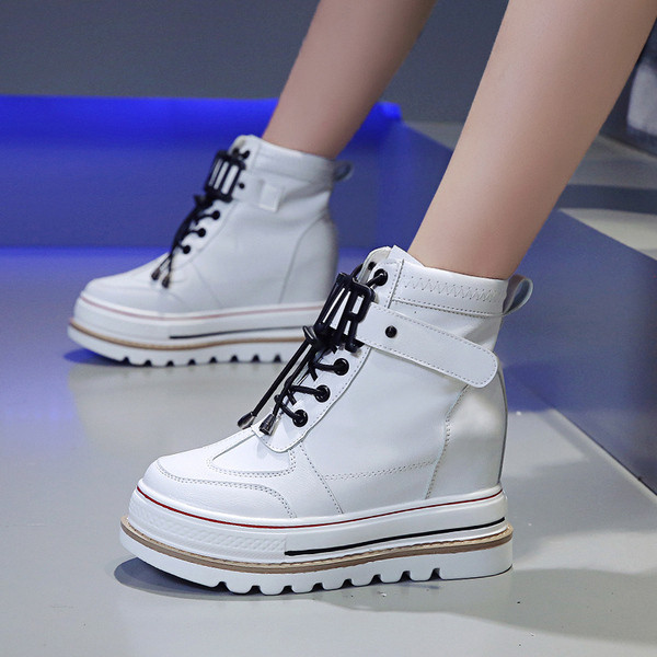 Női bőr tornacipő magas talppal és fűzővel fehér és fekete színben