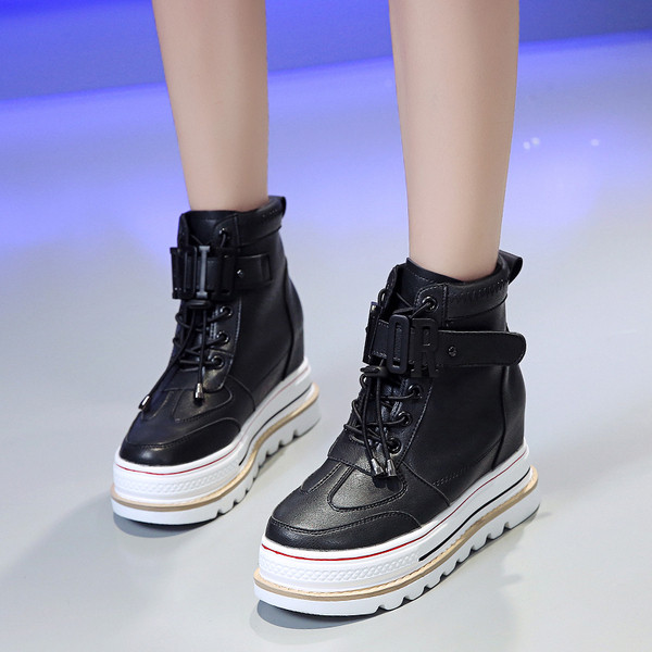 Női bőr tornacipő magas talppal és fűzővel fehér és fekete színben