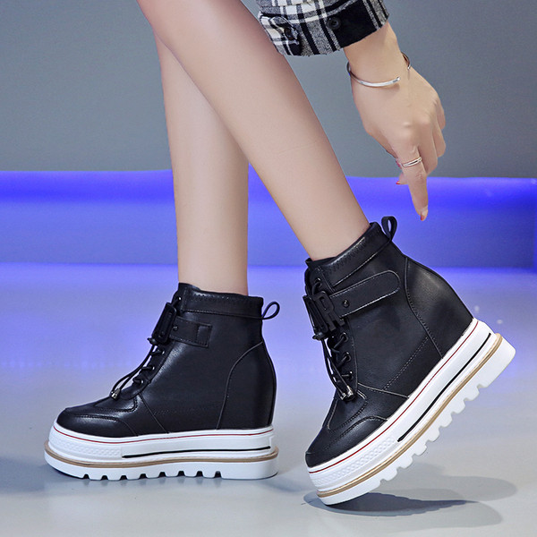 Női bőr tornacipő magas talppal és fűzővel fehér és fekete színben