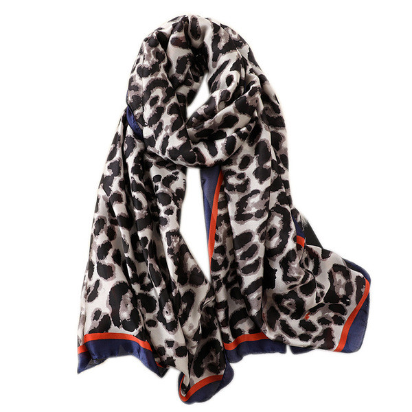 Aktuális leopárdmintás női sál barna és szürke színben
