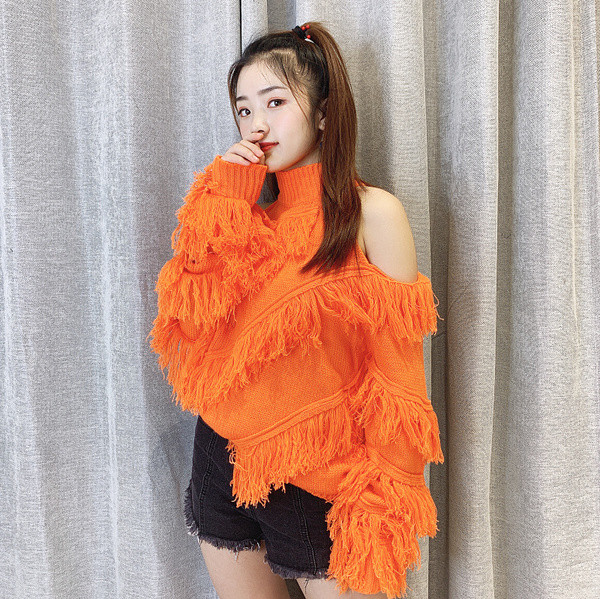 Modern női pulóver pólógallérral és csupasz vállakkal, több színben