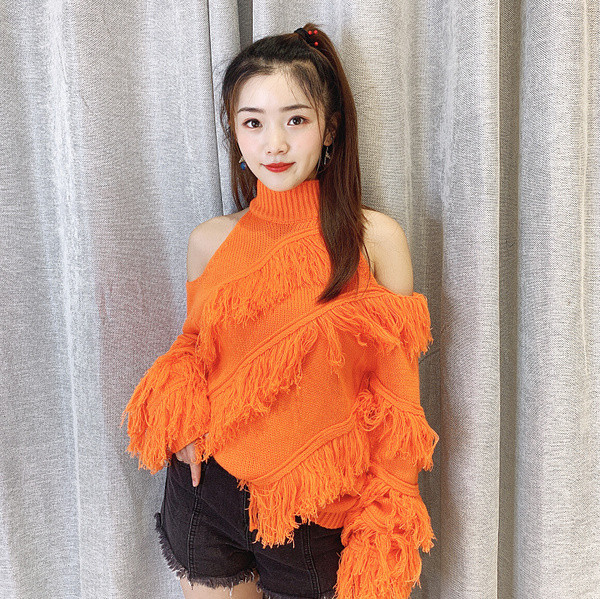 Modern női pulóver pólógallérral és csupasz vállakkal, több színben