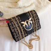 Stílusos kézitáska fém elemekkel és hosszú fogantyúval, különböző színekben