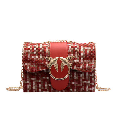 Stílusos kézitáska fém elemekkel és hosszú fogantyúval, különböző színekben