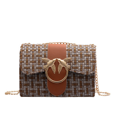 Stílusos kézitáska fém elemekkel és hosszú fogantyúval, különböző színekben