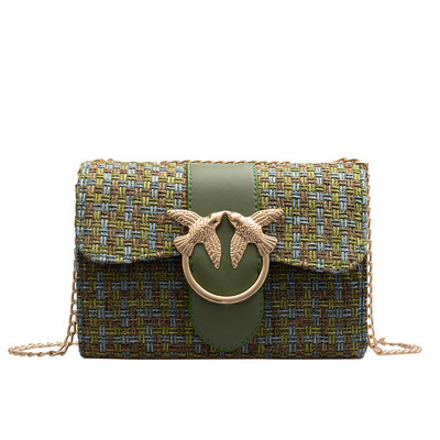 Stílusos kézitáska fém elemekkel és hosszú fogantyúval, különböző színekben