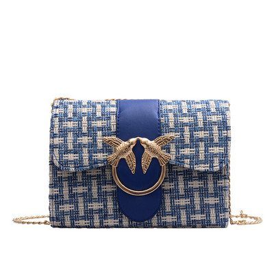 Stílusos kézitáska fém elemekkel és hosszú fogantyúval, különböző színekben